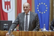 Oberoesterreichischer Landtag Christian Dörfel am Rednerpult
