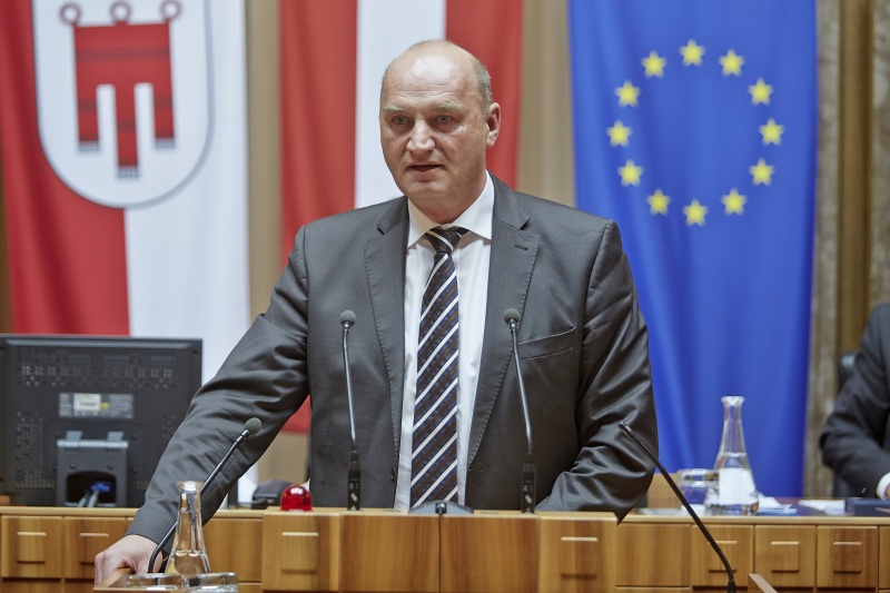 Oberoesterreichischer Landtag Christian Dörfel am Rednerpult
