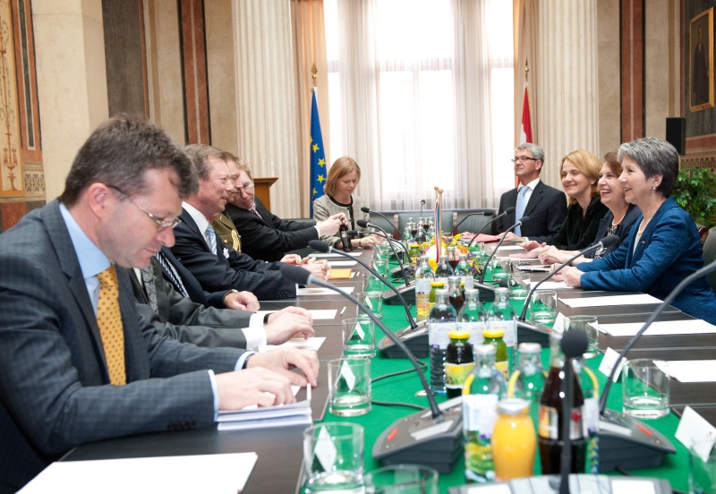 Aussprache. Linke Seite die Luxemburgische Delegation mit dem Großherzog von Luxemburg (3.v.li.). Rechte Seite Österreichische Delegation v.re.: Nationalratspräsidentin Barbara Prammer, Nationalratsabgeordnete Renate Csörgits (S),  Dagmar Belakowitsch-Jenewein (F) und Parlamentsvizedirektor Alexis Wintoniak