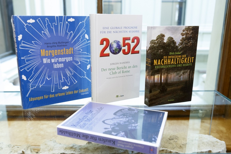 Büchertisch