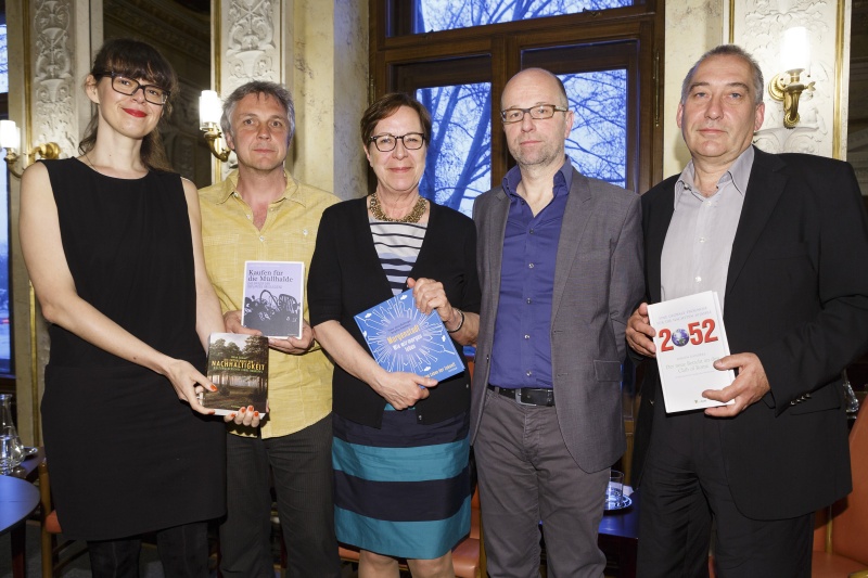 v.li.: Moderatorin Zita Bereuter (FM4), Journalist Jürgen Reuss, Wirtschaftsjournalistin Brigitte Röthlein, Moderator Peter Zimmermann (Ö1) und International Centre of the Club of Rome Karl Wagner