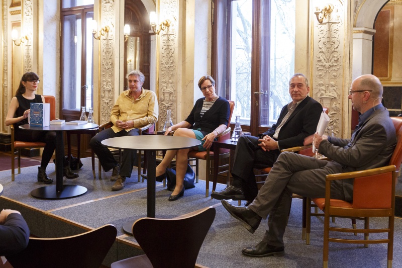v.li.: Moderatorin Zita Bereuter (FM4), Journalist Jürgen Reuss, Wirtschaftsjournalistin Brigitte Röthlein, International Centre of the Club of Rome Karl Wagner und Moderator Peter Zimmermann (Ö1)