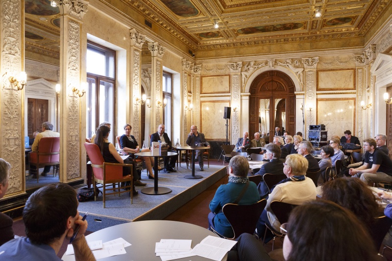 Blick Richtung VeranstaltungsteilnehmerInnen mit Podium v.li.: Moderatorin Zita Bereuter (FM4), Journalist Jürgen Reuss, Wirtschaftsjournalistin Brigitte Röthlein, International Centre of the Club of Rome Karl Wagner und Moderator Peter Zimmermann (Ö1)