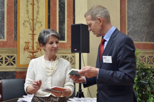 v.re.: Der Sprecher des Arbeitskreises Wolfgang Eckart überreicht Nationalratspräsidentin Barbara Prammer Bücher