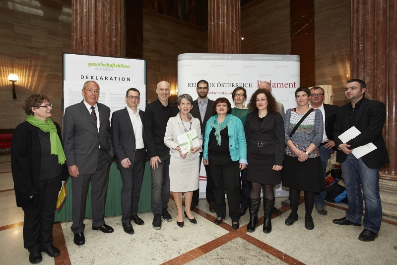 Die Unterzeichner der Deklaration v.links: Mari Steindl, Peter Bochskani, Mario Rieder, Erich Fenninger, Nationalratspräsidentin Barbara Prammer (S), Mourad Mahidi, Andrea Eraslan-Weninger, Romy Grasgruber, Claudia Schäfer, Herbert Langthaler, Angelika Hrubesch, Niki Heger und Zarko Radoulovic