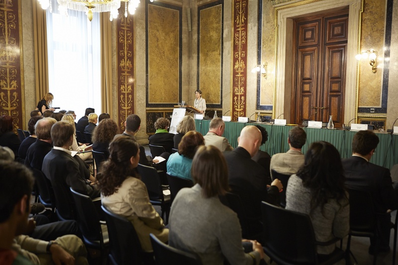 VeranstaltungsteilnehmerInnen mit Nationalratspräsidentin Barbara Prammer (S) am Rednerpult