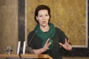 Frauenministerin Gabriele Heinisch-Hosek (S) am Rednerpult