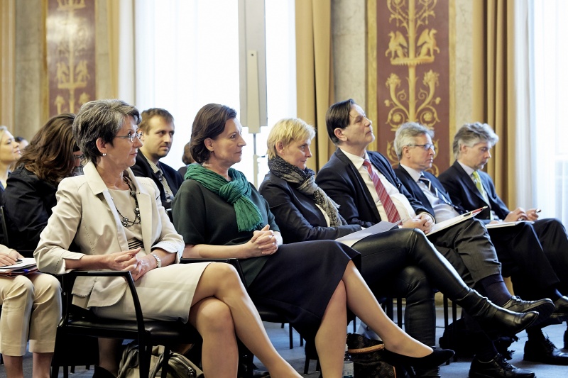 v.li.: Nationalratspräsidentin Barbara Prammer (S), Frauenministerin Gabriele Heinisch-Hosek, Wiener Stadträtin für Integration Sandra Frauenberger und Veranstaltungsteilnehmer