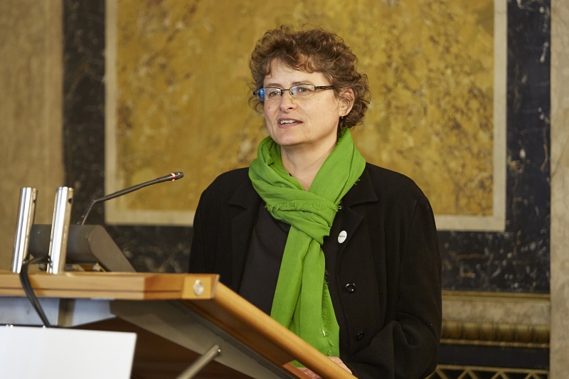 Interkulturelles Zentrum Mari Steindl am Rednerpult