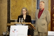 v.li.: Volkshilfe Österreich Verena Fabris am Rednerpult und Asylkoodination Österreich Herbert Langthaler