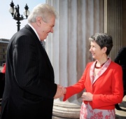 v.re.: Nationalratspräsidentin Barbara Prammer begrüßt den tschechischen Präsidenten Miloš Zeman