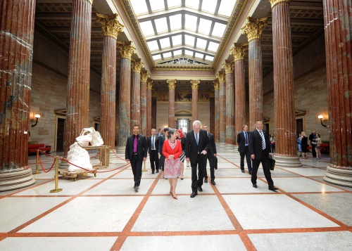 v.li.: Nationalratspräsidentin Barbara Prammer mit dem tschechischen Präsidenten Miloš Zeman beim Gang durch die Säulenhalle