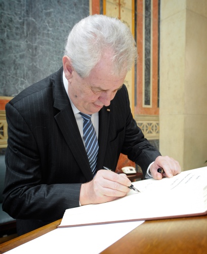 Der Präsident der Tschechischen Republik Miloš Zeman trägt sich ins Gästebuch ein