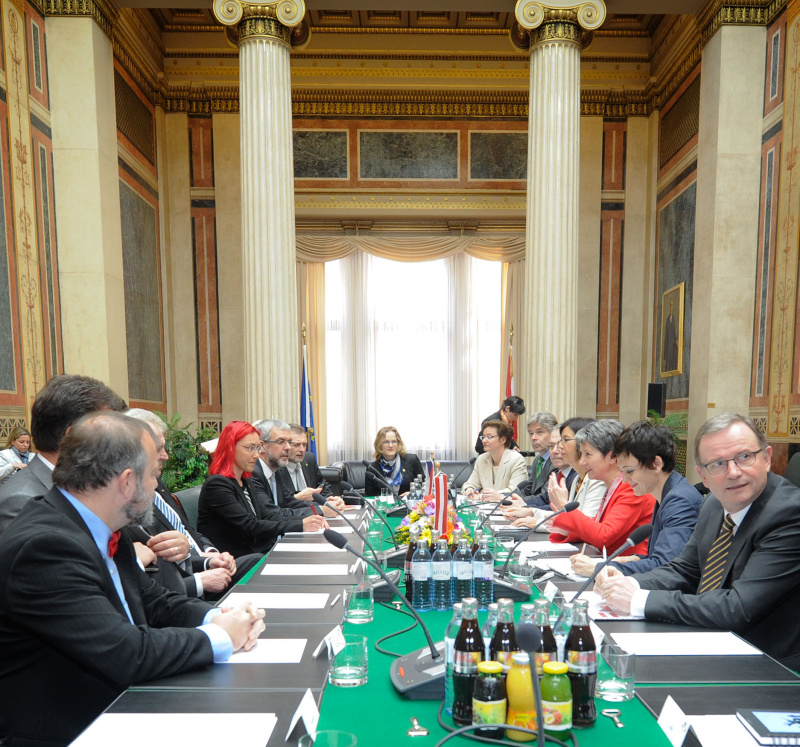 Aussprache. Rechte Seite die tschechische Delegation mit dem tschechischen Präsidenten Miloš Zeman (3.v.li.). Rechte Seite die österreichische Delegation mit v.re.: Klubobmann Kalheinz Kopf (V), Veranstaltungsteilnehmerin, Nationalratspräsidentin Barbara Prammer, die Nationalratsabgeordneten Christine Muttonen (S) und Peter Fichtenbauer (F), Parlamentsdirektor Harald Dossi und die Dienstleiterin des Internationalen Dienstes Brigitte Brenner.