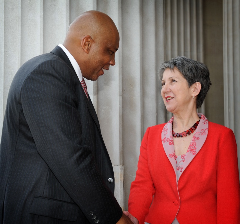 v.re.:  Nationalratspräsidentin Barbara Prammer begrüßt Seine Majestät Letsie III.