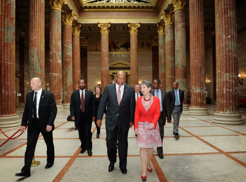v.re.: Nationalratspräsidentin Barbara Prammer und Seine Majestät Letsie III.