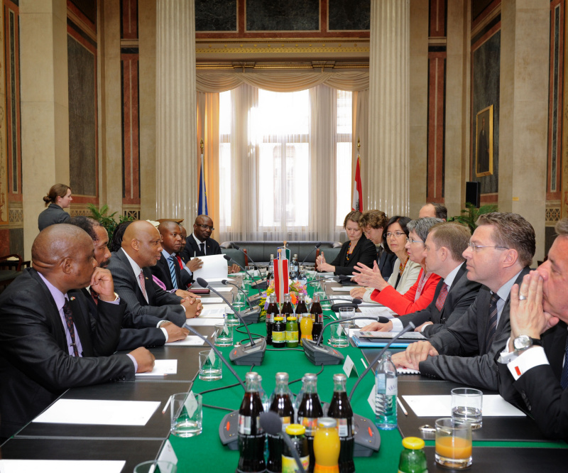 Aussprache. Linke Seite die Delegation aus Lesotho mit Seiner Majestät König von Lesotho - Letsie III (3.v.li.). Rechte Seite die Österreichische Delegation mit v.li.: Parlamentsbedienstete, Büroleiter der Nationalratspräsidentin Helfried Carl, Nationalratsabgeordneter Johannes Hübner (F),  Nationalratsabgeordnete Christine Muttonen (S), Nationalratspräsidentin Barbara Prammer (S), Nationalratsabgeordneter Werner Amon (V), Nationalratsabgeordneter Herbert Scheibner (B) und ein Parlamentsbediensteter.
