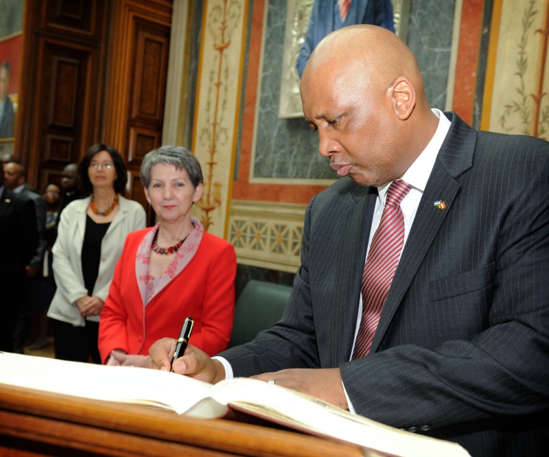 v.re.: Seine Majestät König von Lesotho - Letsie III. beim Eintrag in das Gästebuch. Im Hintergrund  Nationalratspräsidentin Barbara Prammer.