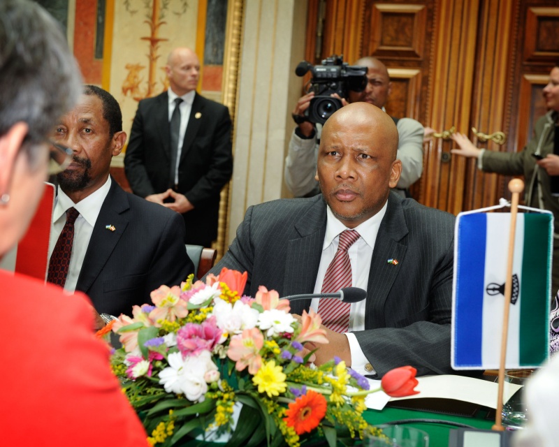 Aussprache. Seine Majestät König von Lesotho - Letsie III.