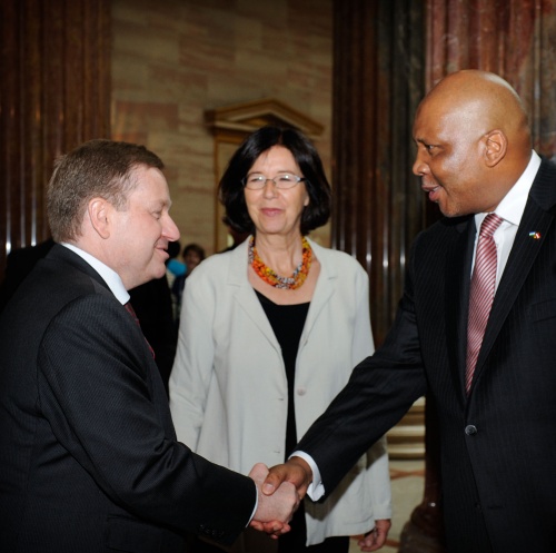 v.li.:  Nationalratsabgeordneter Werner Amon (V) begrüßt Seine Majestät den König von Lesotho - Letsie III. Bildmitte Nationalratsabgeordnete Christine Muttonen (S).