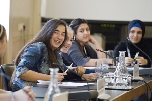 Mädchen während der Diskusssion mit den Parlamentarierinnen.