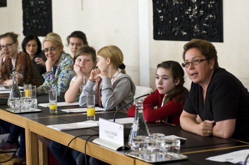 Die Mädchen diskutieren mit den Nationalratsabgeordneten Angela Lueger (S) (1.v.re.) und Carmen Gartelgruber (F) (5.v.re.)