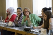 Die Mädchen diskutieren mit der Nationalratsabgeordneten Gabriela Moser (G) (Mitte)