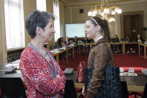 Nationalratspräsidentin Barbara Prammer begrüßt die Mädchen