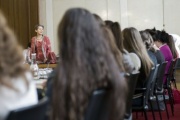 Nationalratspräsidentin Barbara Prammer begrüßsst die Mädchen