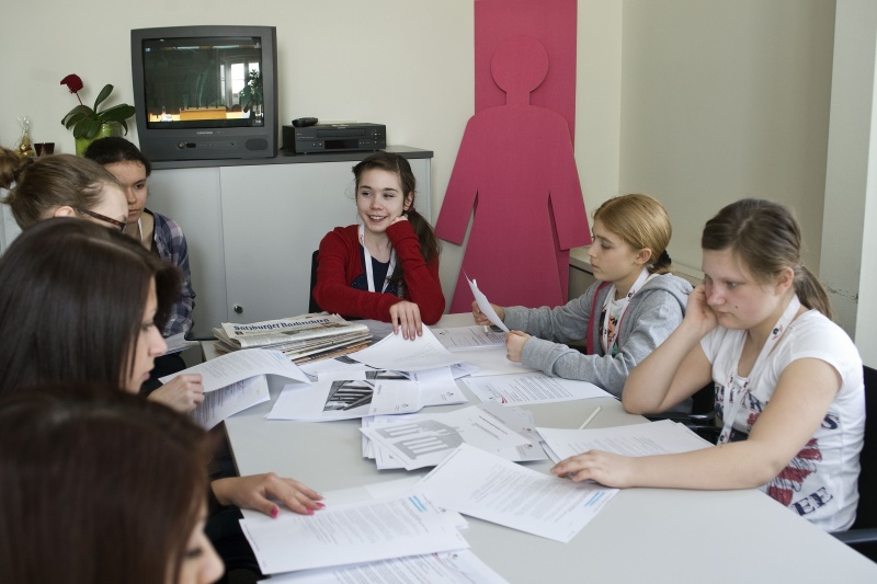 Mädchen in der Pressestelle des Parlaments