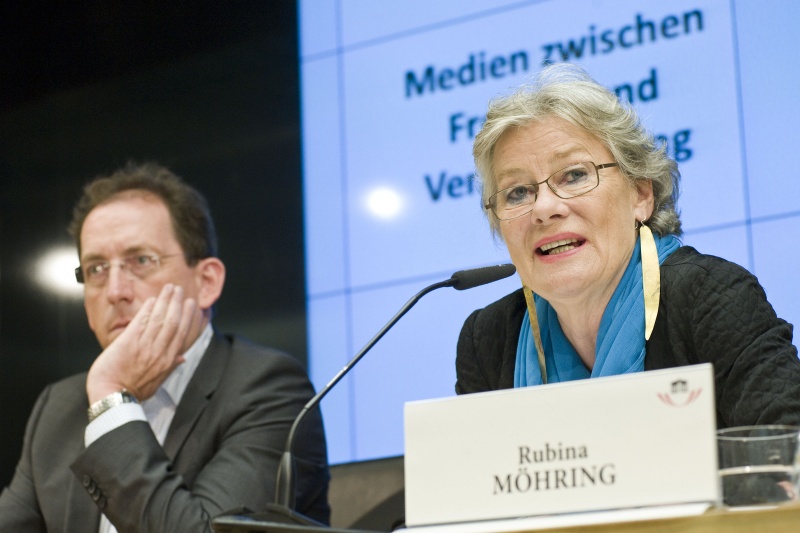v.li. am Podium: Der stellv. Chefredakteur der Salzburger Nachrichten, Andreas Koller, die geschaeftsfuehrende Praesidentin von Reporter ohne Grenzen, Rubina Moehring.