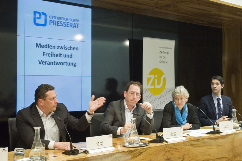 v.li. am Podium: Der Chefredakteur der Austria Presse Agentur (APA) Michael Lang, der stellv. Chefredakteur der Salzburger Nachrichten, Andreas Koller, die geschaeftsfuehrende Praesidentin von Reporter ohne Grenzen, Rubina Moehring, und der GF des oesterreichischen Presserates, Alexander Warzilek.