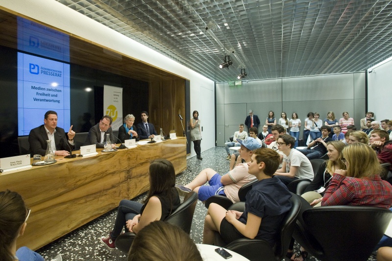 v.li. am Podium: Der Chefredakteur der Austria Presse Agentur (APA) Michael Lang, der stellv. Chefredakteur der Salzburger Nachrichten, Andreas Koller, die geschaeftsfuehrende Praesidentin von Reporter ohne Grenzen, Rubina Moehring, und GF des oesterreichischen Presserates, Alexander Warzilek.