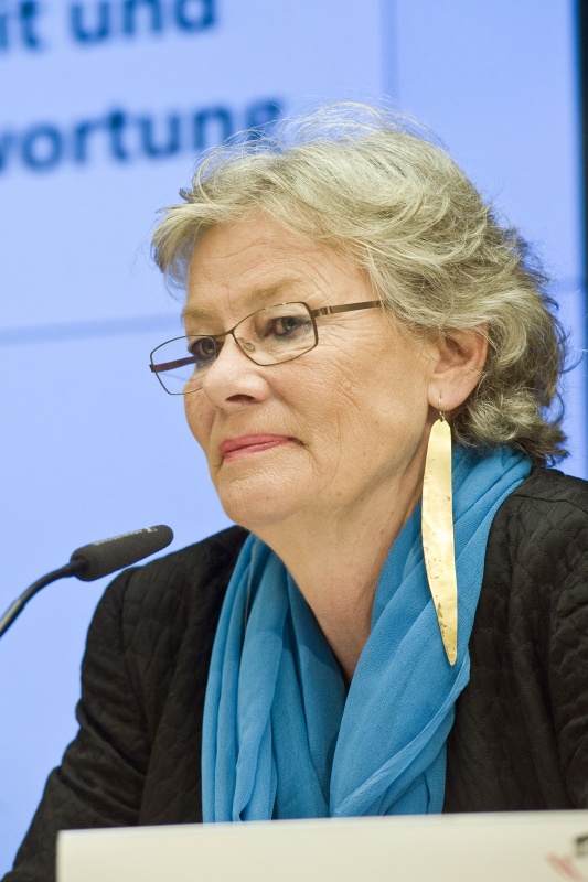 Die geschaeftsfuehrende Praesidentin von Reporter ohne Grenzen, Rubina Moehring am Podium.