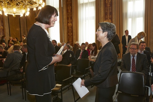 v.re.: Nationalratspräsidentin Barbara Prammer im Gespräch mit der Präsidentin der Österreichischen UNESCO Kommission Eva Nowotny