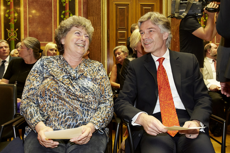 v.li.: Eleonora Hostasch im Gespräch mit Parlamentsdirektor Harald Dossi