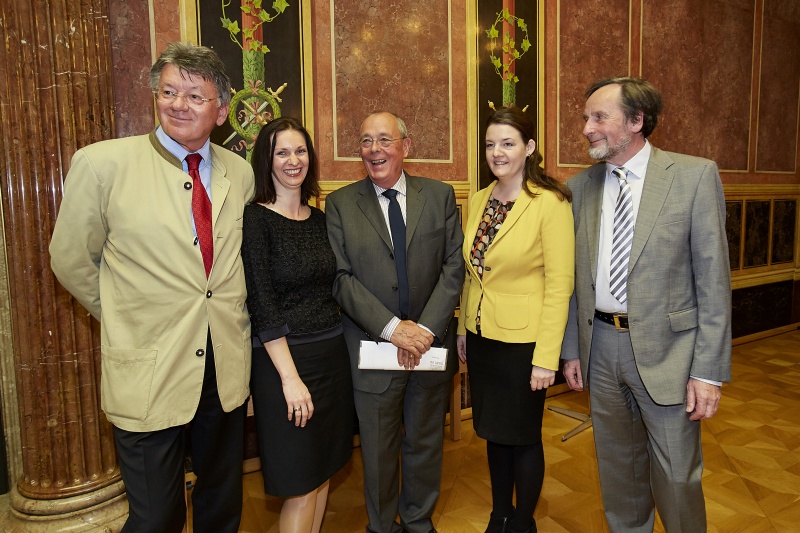 v.li.: Reinhard Dottolo, Präsident des Presseclub Concordia Peter Bochskanl, die Chefredakteurin der Kleinen Zeitung Kärnten Eva Weissenberger und Engelbert Washietl