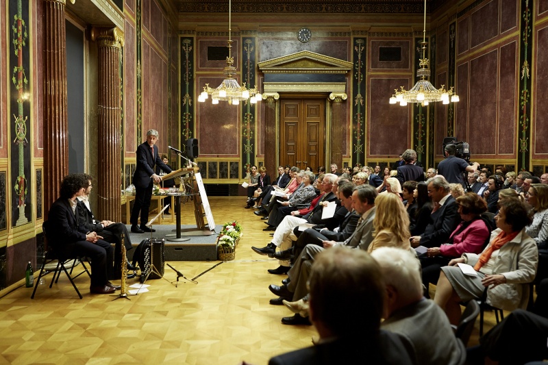Parlamentsdirektor Harald Dossi am Rednerpult