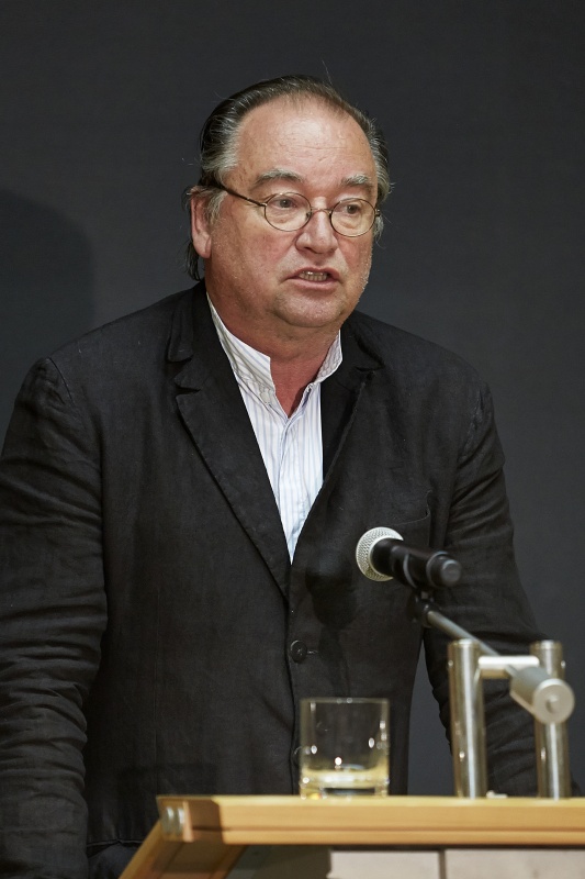 Gerfried Sperl am Rednerpult am Rednerpult