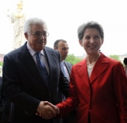 v.re.: Nationalratspräsidentin Barbara Prammer begrüßt den Präsidenten der Palästinensischen Autonomiebehörde Mahmoud Abbas