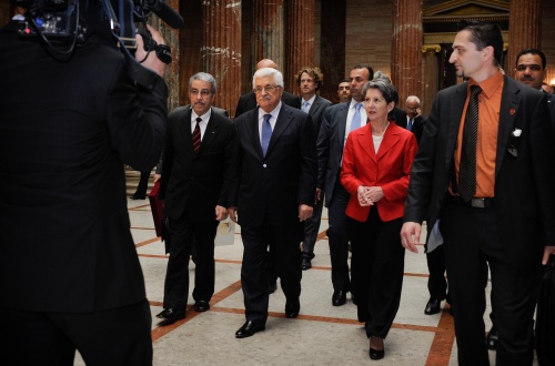 v.re.: Nationalratspräsidentin Barbara Prammer mit ihrem Gast in der Säulenhalle