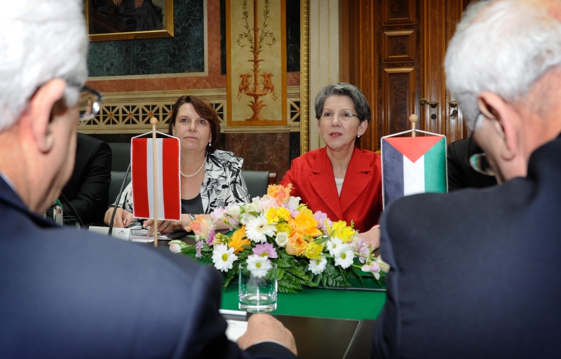 v.li.: Nationalratsabgeordnete Renate Csörgits und Nationalratspräsidentin Barbara Prammer bei der Aussprache mit dem  Präsidenten der Palästinensischen Autonomiebehörde Mahmoud Abbas