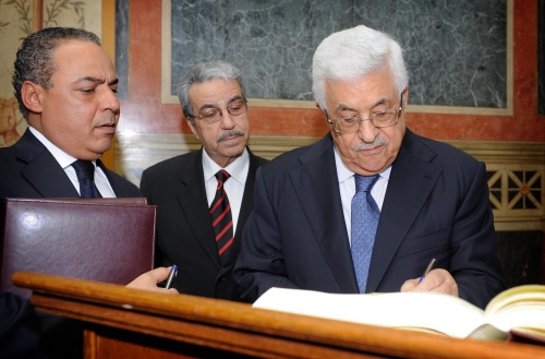 Mahmoud Abbas beim Eintrag in das Gästebuch