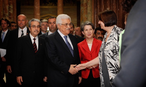 v.re.: Nationalratsabgeordnete Renate Csörgits begrüßt den Präsidenten der Palästinensischen Autonomiebehörde Mahmoud Abbas