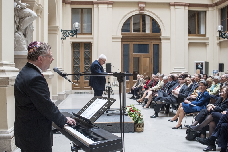 v.li.: Musiker Roman Grinberg und Autor Moshe Jahoda am Rednerpult