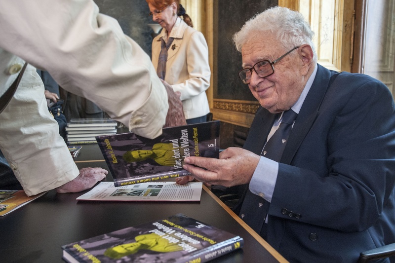 Autor Moshe Jahoda (re.) signiert sein Buch