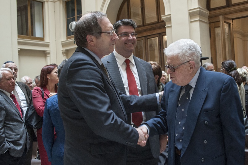 v.li.: Der Botschafter Israels Aviv Shir-On, der Präsident der israelitischen Kultusgemeinde Oskar Deutsch gratulieren Autor Moshe Jahoda