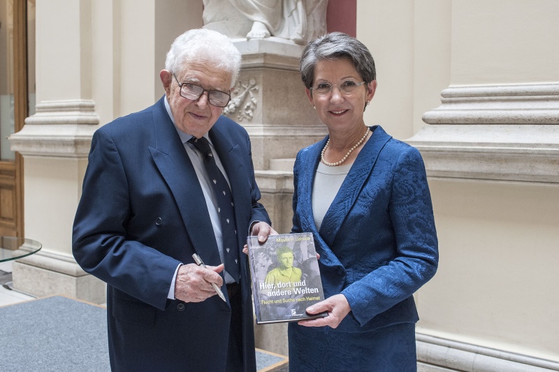 v. li.: Autor Moshe Jahoda und Nationalratspräsidentin Barbara Prammer mit dem vorgestellten Buch