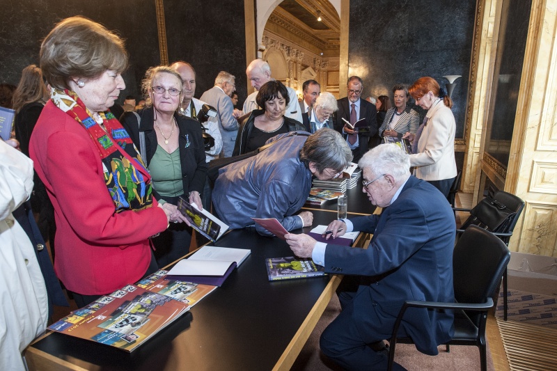 Autor Moshe Jahoda (re.) signiert sein Buch