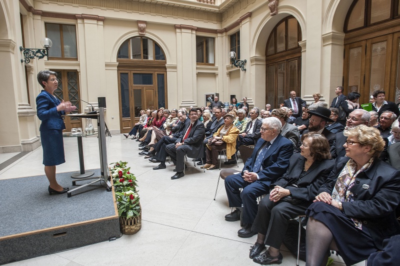 Nationalratspräsidentin Barbara Prammer am Rednerpult begrüßt die VeranstaltungsteilnehmerInnen